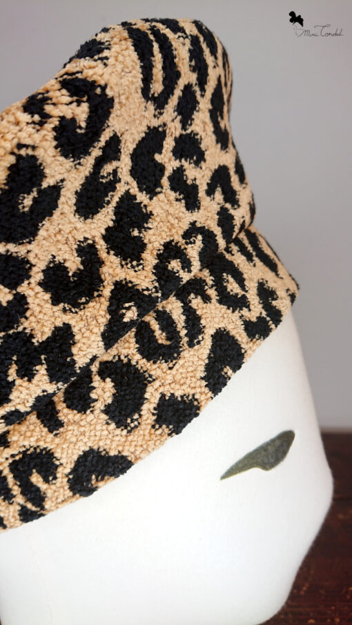 Cappello basco leopardato, dettaglio