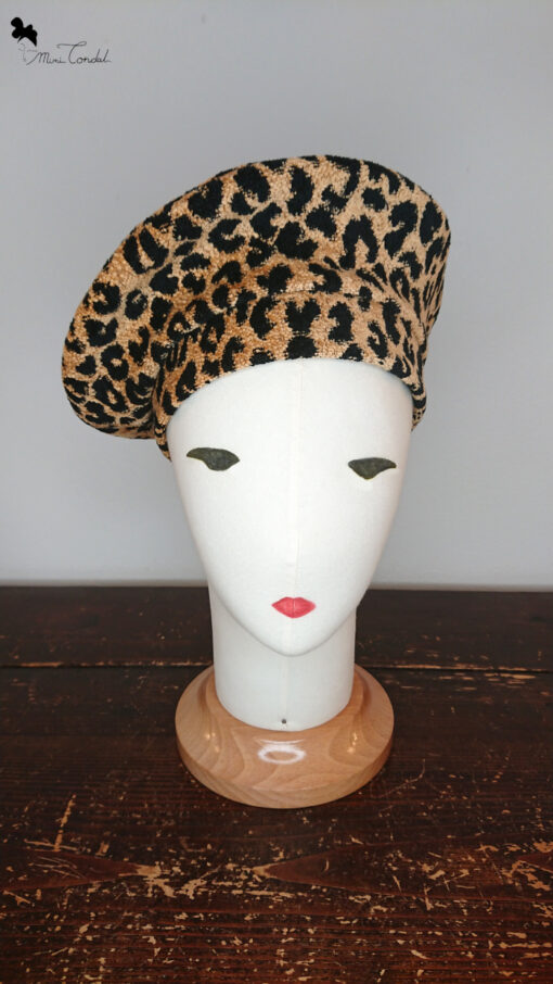 Cappello basco leopardato, fronte con lato inclinato