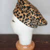 Cappello basco leopardato, lato