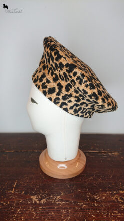 Cappello basco leopardato, lato