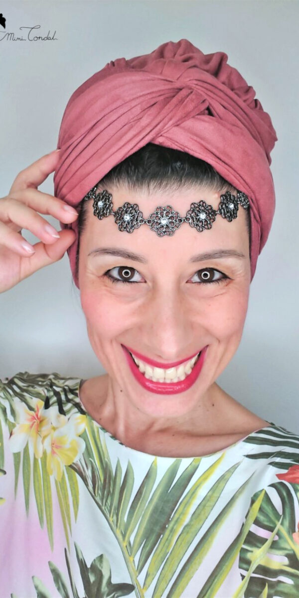 Come decorare un turbante con una collana, Mimi Condal