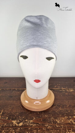 Cappellino base grigio, fronte.