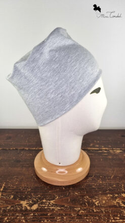 Cappellino base grigio, lato.