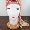 Cappellino base rosa, esempio abbinato ad un foulard.