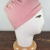 Cappellino base rosa, rimboccato vista laterale.