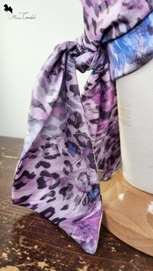 Turbante leopardato viola, dettaglio lembi.