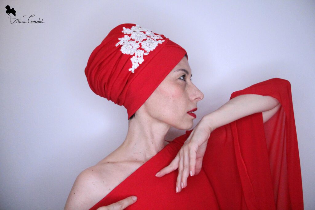 Turbante rosso con applicazione, Mimi Condal