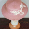 Cappello canotier rosa con ricamo, Mimi Condal