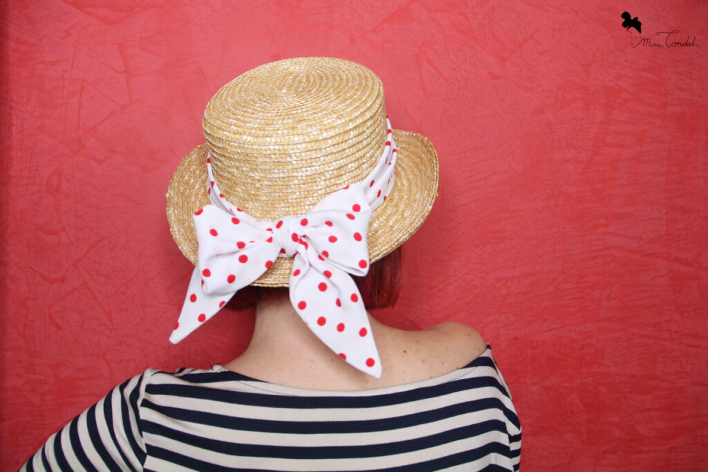 Cappello canotier decorato con fiocco bianco pois rossi, Mimi Condal