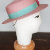 Cappello canotier rosa decorato con fiore in tessuto, Mimi Condal