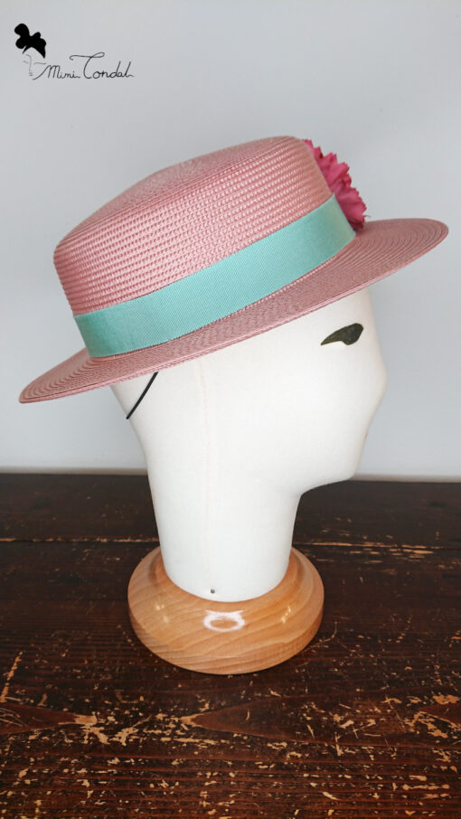 Cappello canotier rosa decorato con fiore in tessuto, Mimi Condal