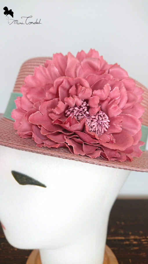 Cappello canotier rosa decorato con fiore in tessuto, Mimi Condal