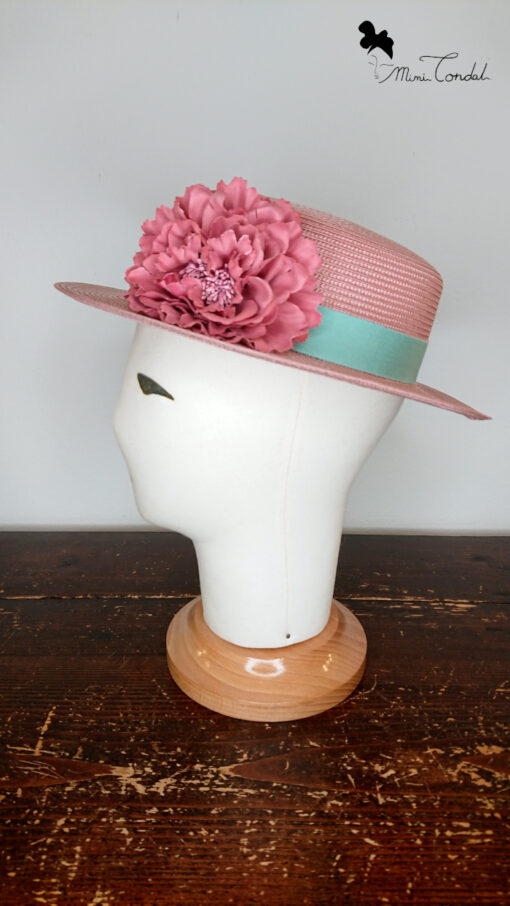 Cappello canotier rosa decorato con fiore in tessuto, Mimi Condal