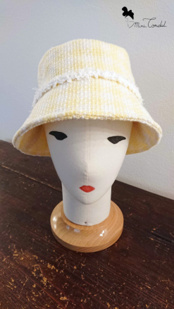 Cappello a pescatore in tweed di cotone giallo e bianco, Mimi Condal