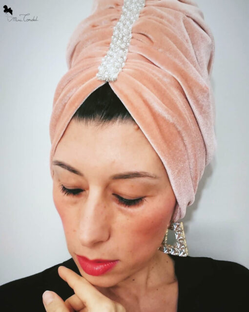 Turbante dalla forma allungata in velluto rosa con passamaneria perline, Mimi Condal