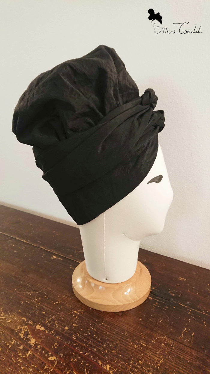 Turbante bonnet, stile ciffia, in taffetá nero, Mimi Condal