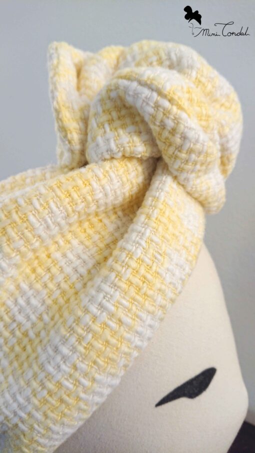 Turbante in tweed giallo e bianco modellato con filo di ferro, Mimi Condal
