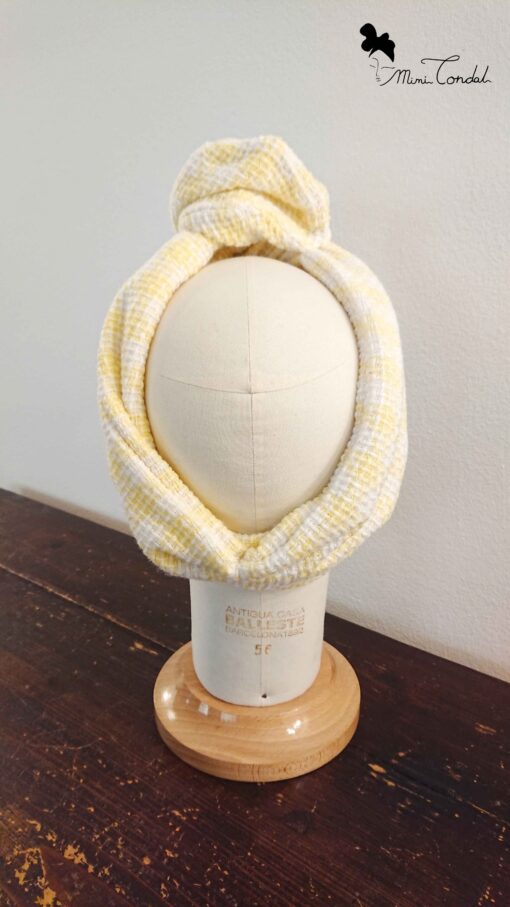 Turbante in tweed giallo e bianco modellato con filo di ferro, Mimi Condal