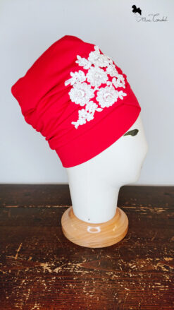 Turbante arricciato rosso con applicazione ricamo floreale, Mimi Condal
