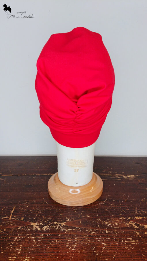 Turbante arricciato rosso con applicazione ricamo floreale, Mimi Condal