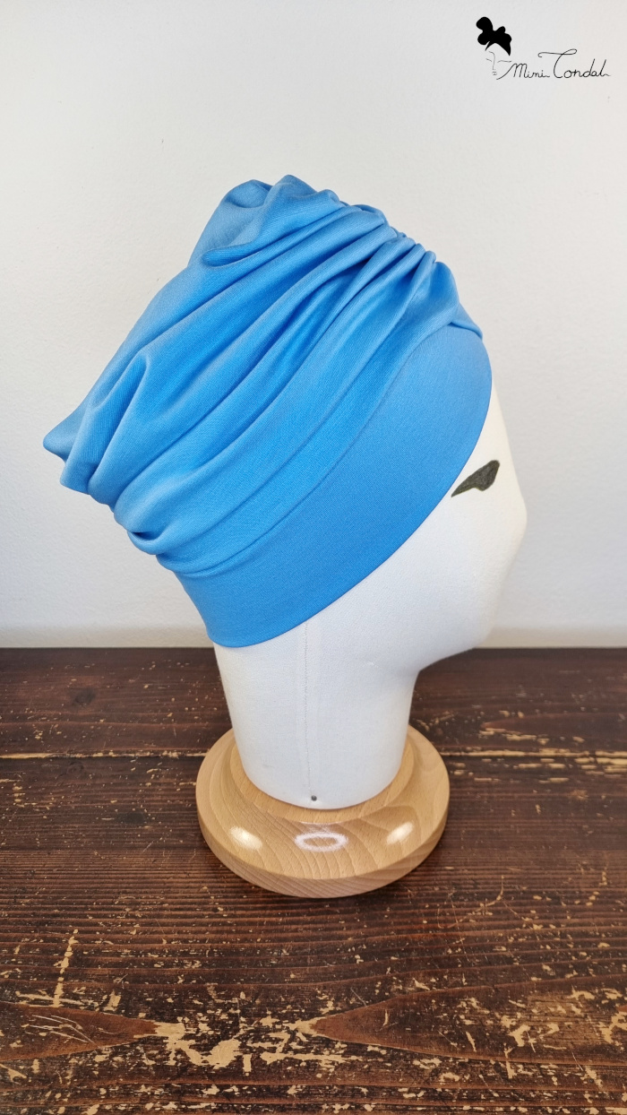 Turbante con incrocio frontale ed arricciatura in colore azzurro, Mimi Condal.