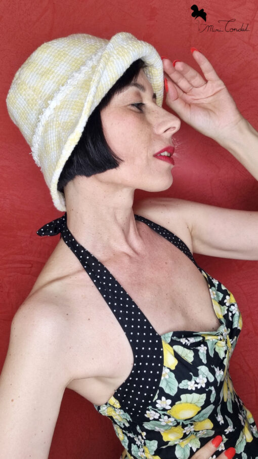 Cappello pescatore in tweed di cotone giallo e bianco, con tesa sollevata, Mimi Condal