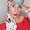 Cappello canotier rosa decorato con fiore portato abbinato ad un foulard dello stesso tono, Mimi Condal.