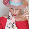 Cappello canotier rosa decorato con fiore portato abbinato ad un foulard dello stesso tono, Mimi Condal.
