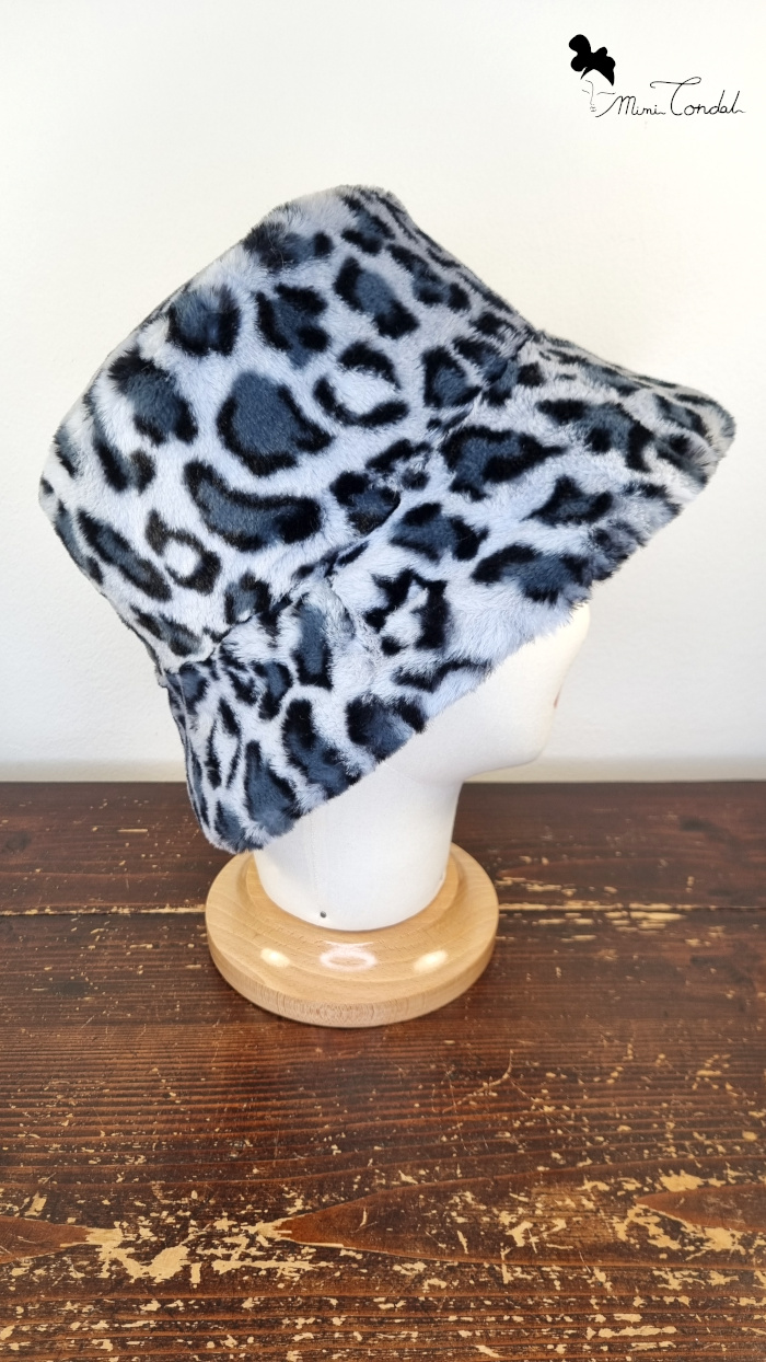 Cappello a secchiello in pelliccia sintetica leopardata grigia con fodera interna trapuntata, Mimi Condal.