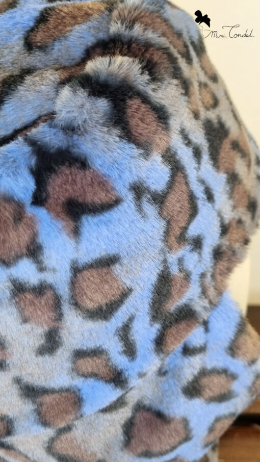 Cappello stile aviatore, con paraorecchie, in pelliccia sintetica leoparda. Mimi Condal.