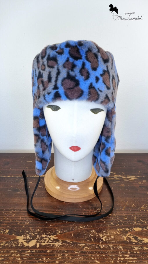 Cappello stile aviatore, con paraorecchie, in pelliccia sintetica leoparda. Mimi Condal.