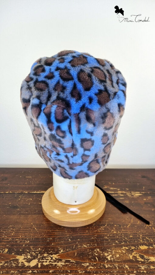 Cappello stile aviatore, con paraorecchie, in pelliccia sintetica leoparda. Mimi Condal.