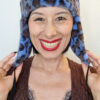 Mimi Condal mostra suo modello di cappello stile aviatore, con paraorecchie, in pelliccia sintetica leoparda,