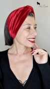 Fascia per capelli in velluto rosso con nodo frontale indossata da Mimi Condal