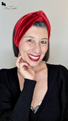 Fascia per capelli in velluto rosso con nodo frontale indossata da Mimi Condal
