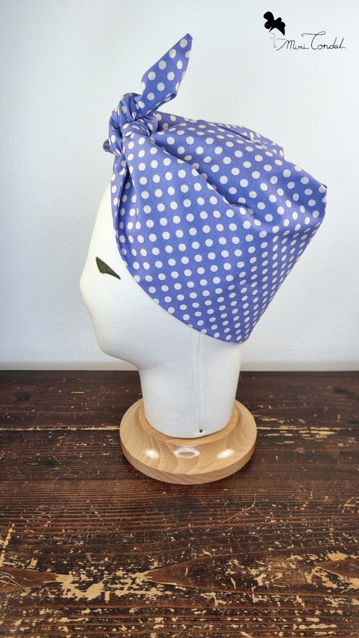 Turbante preformato dallo stile retro viola con pois bianchi creato da Mimi Condal