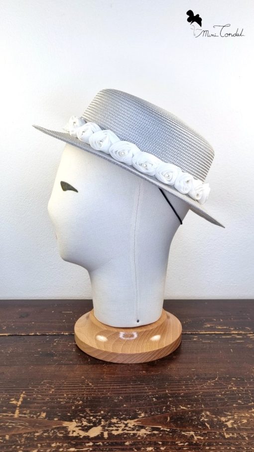 Elegante cappello estivo grigio abbellito con rose bianche in tessuto e perline, Mimi Condal