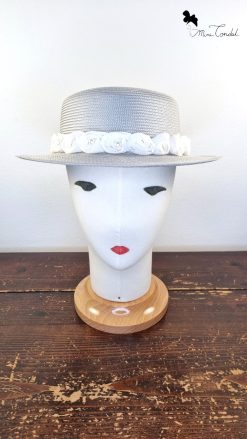 Elegante cappello estivo grigio abbellito con rose bianche in tessuto e perline, Mimi Condal