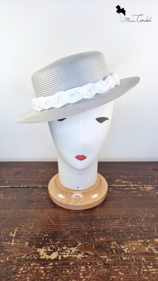 Elegante cappello estivo grigio abbellito con rose bianche in tessuto e perline, Mimi Condal