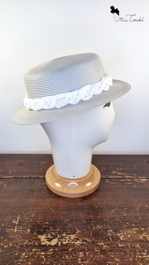 Elegante cappello estivo grigio abbellito con rose bianche in tessuto e perline, Mimi Condal