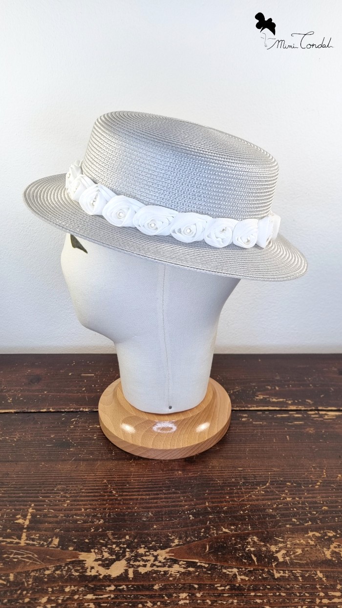 Elegante cappello estivo grigio abbellito con rose bianche in tessuto e perline, Mimi Condal