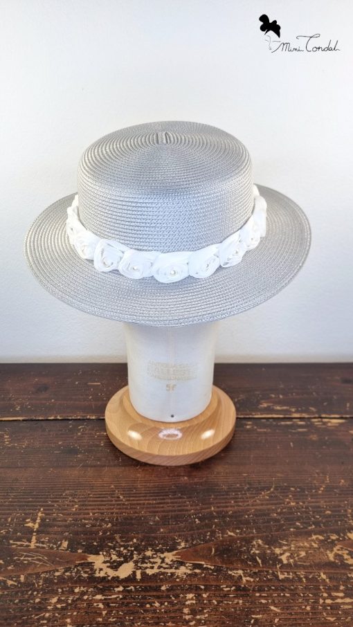 Elegante cappello estivo grigio abbellito con rose bianche in tessuto e perline, Mimi Condal