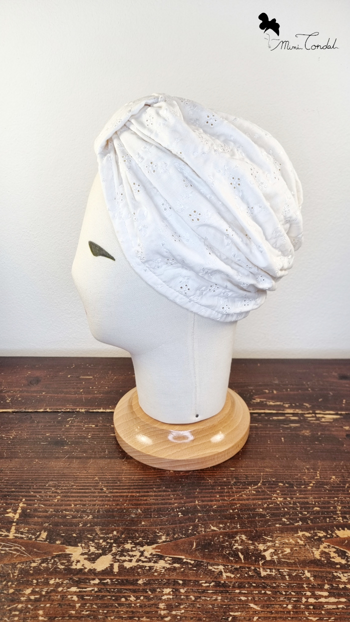 Elegante turbante estivo in cotone bianco di sangallo, Mimi Condal