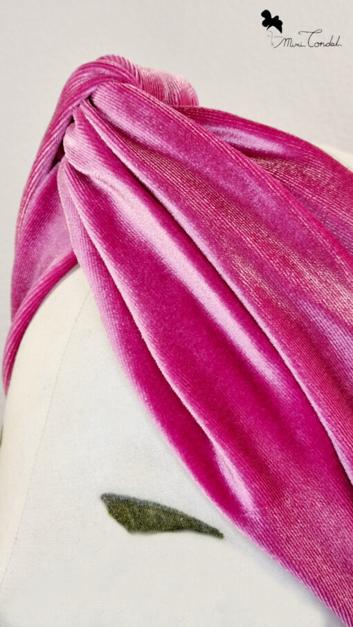 Morbida ed elegante fascia per capelli in velluto fucsia, Mimi Condal.