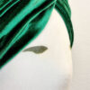 Morbida ed elegante fascia per capelli in velluto verde bottiglia, Mimi Condal.