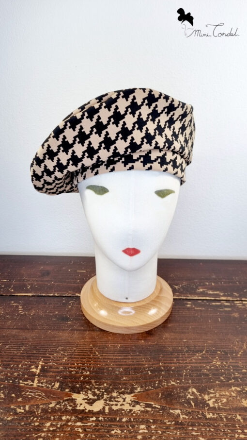 Sofisticato e moderno basco in neoprene con stampa pied de poule beige e nera, Mimi Condal.