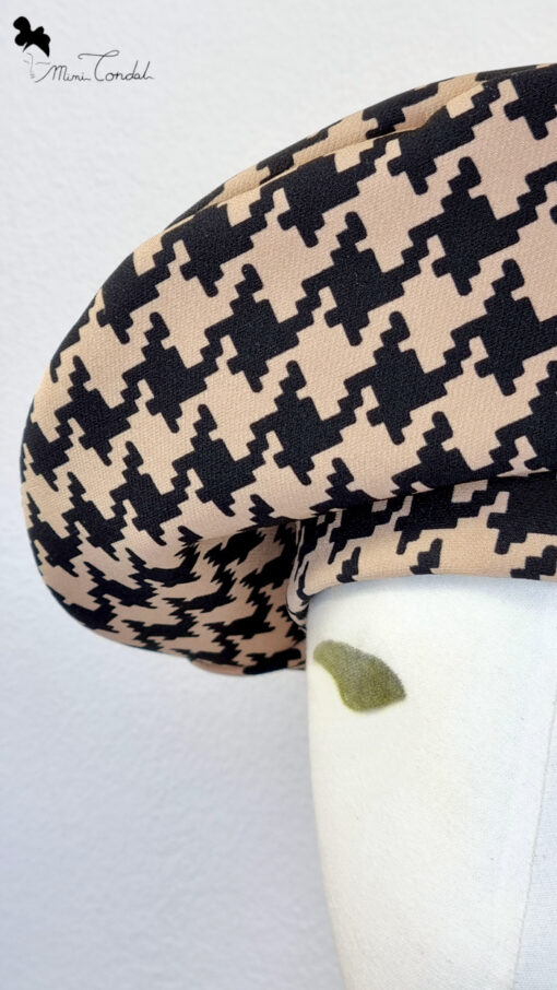 Sofisticato e moderno basco in neoprene con stampa pied de poule beige e nera, Mimi Condal.