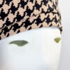 Sofisticato e moderno basco in neoprene con stampa pied de poule beige e nera, Mimi Condal.