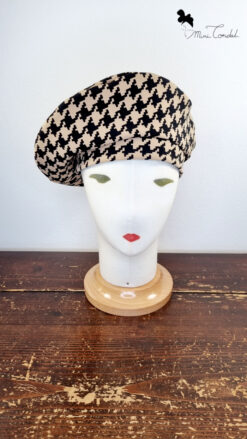 Sofisticato e moderno basco in neoprene con stampa pied de poule beige e nera, Mimi Condal.