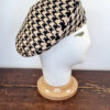 Sofisticato e moderno basco in neoprene con stampa pied de poule beige e nera, Mimi Condal.